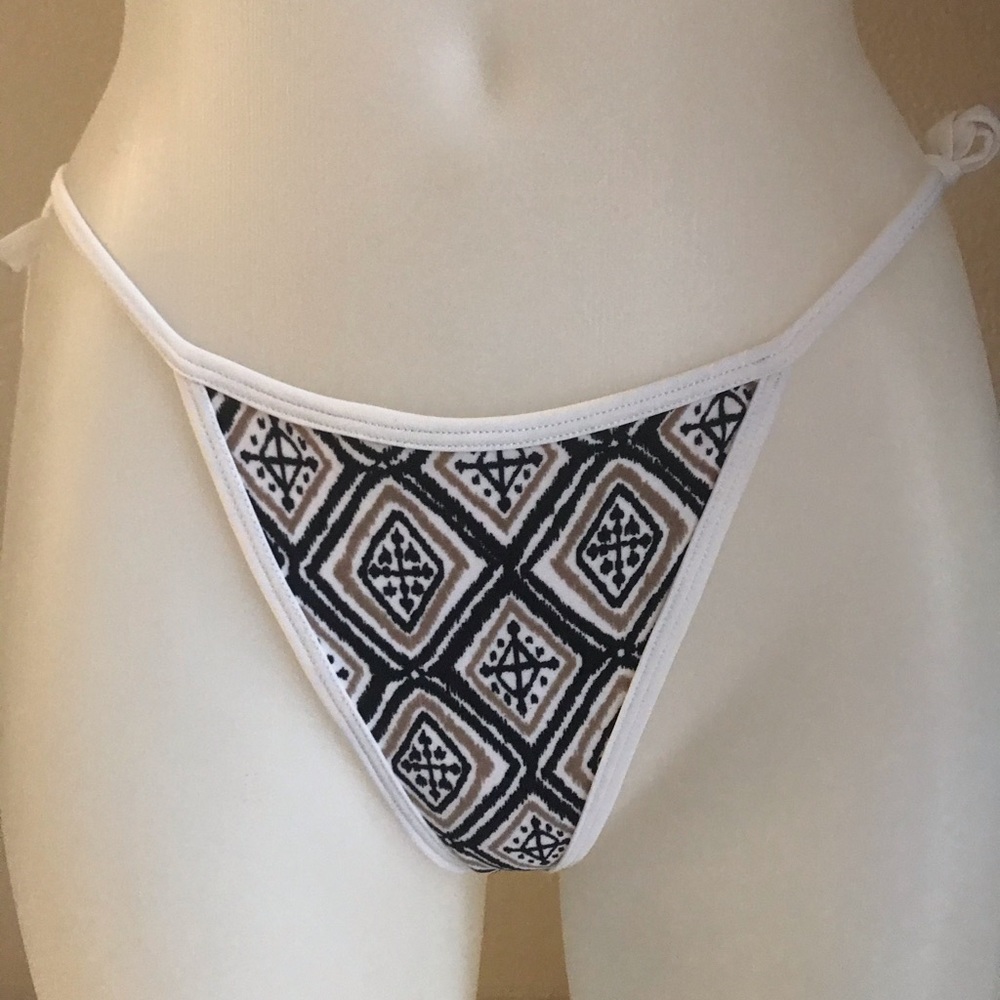 Bikini - Picture 2 of 7